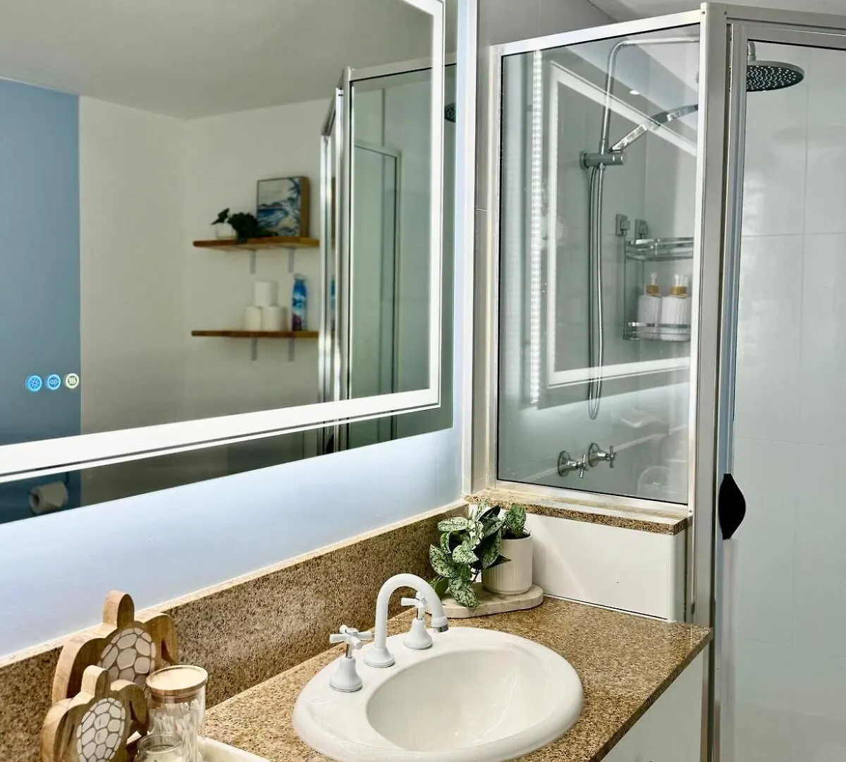 Luxury 2Bed 2Bath Poolview Apartment With Lift And 4Pools Cairns